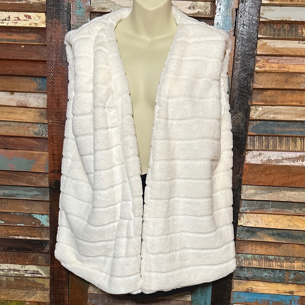 POL Cream Faux Fur Vest size Small